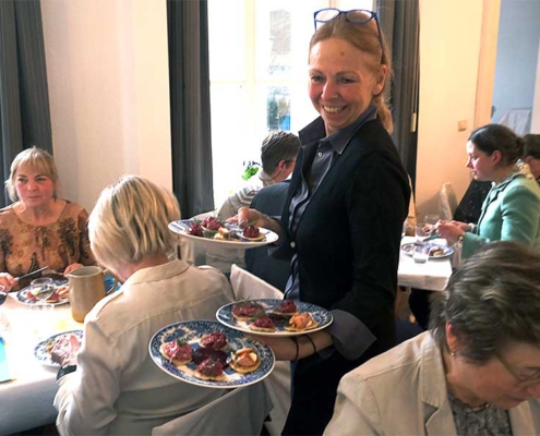 Matti servier Blinis und Borschtsch