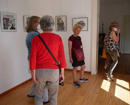 Besucher vor Werken von Gabriele Geier