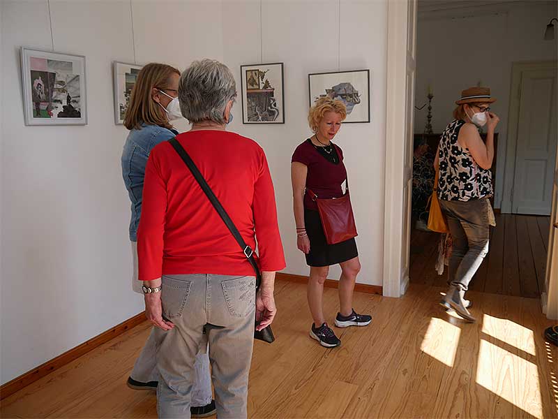 Besucher vor Werken von Gabriele Geier